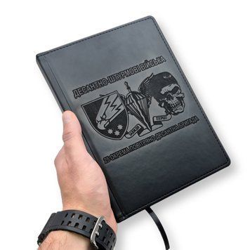 Шкіряний блокнот з гравіюванням "Десантно-штурмові війська" на 320 сторінок А5 150х210 мм з металевою кульковою ручкою LazerTAC Чорний Matte (145801) 145801 фото