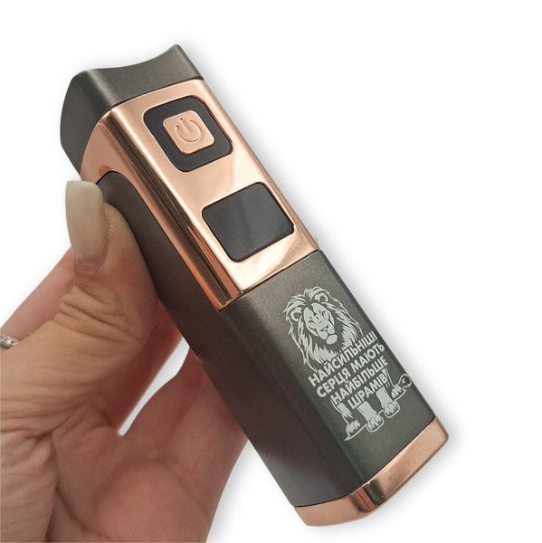Электрическая USB зажигалка металлическая с гравировкой &laquo;У самых сильных сердец больше всего шрамов&raquo; 33793 LazerTAC Графит/Золото (220901) 220901 фото
