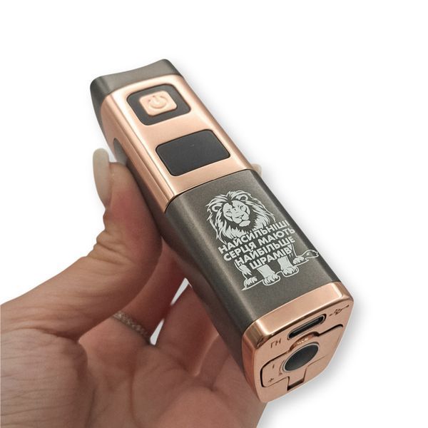 Электрическая USB зажигалка металлическая с гравировкой &laquo;У самых сильных сердец больше всего шрамов&raquo; 33793 LazerTAC Графит/Золото (220901) 220901 фото