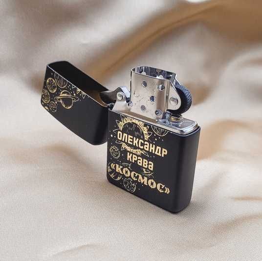Купить Черная бензиновая зажигалка Zippo с индивидуальной лазерной