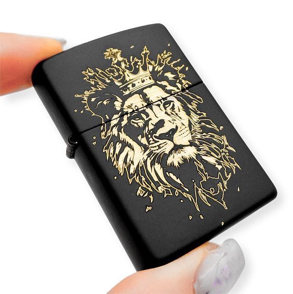 Чорна бензинова запальничка Zippo з лазерним гравіюванням Лева LazerTAC Zippo 218 Regular Black Matte (149701) 149701 фото