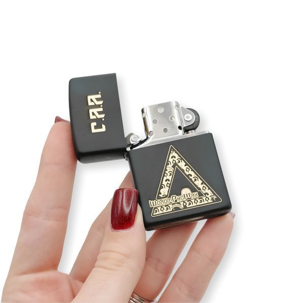 Чорна бензинова запальничка Zippo з лазерним гравіюванням С.А.А. LazerTAC Zippo 218 Regular Black Matte (230901) 230901 фото