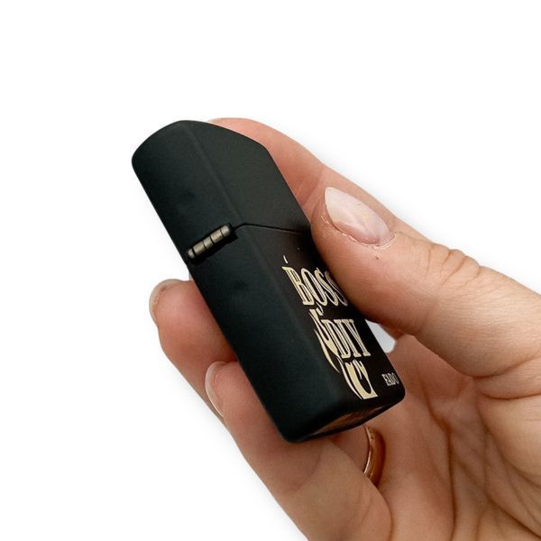 Черная бензиновая зажигалка Zippo с лазерной гравировкой "BOSS DIY" LazerTAC Zippo 218 Regular Black Matte (200001) 200001 фото
